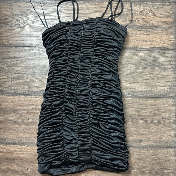 Elegant Black Ruched Dress - Picture 1 of 4